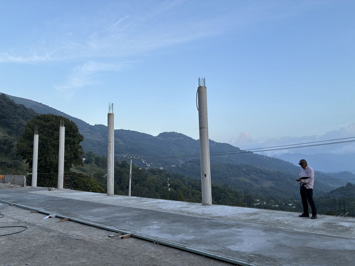 Losa y columnas de concreto listas para la estructura