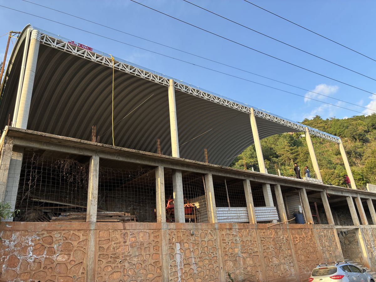 Montaje de estructura metálica y arcotecho sobre el edificio