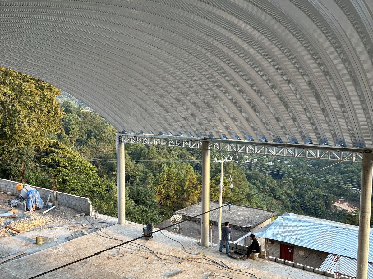 Arcotecho instalado sobre la estructura, vista interior