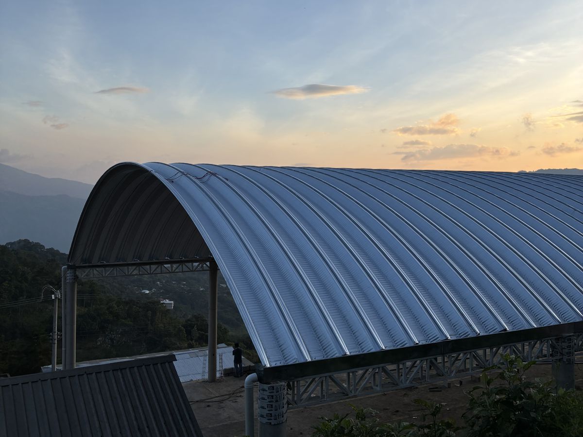 Obra terminada con arcotecho en Loma Abejón