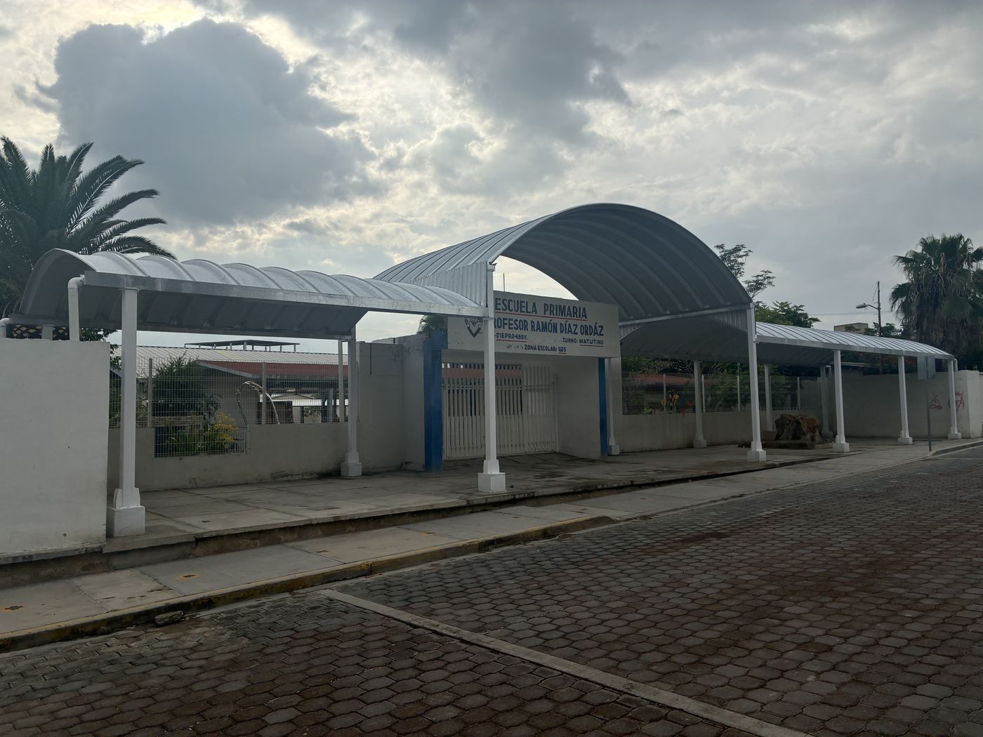 Escuela con arcotecho en Zinacatepec
